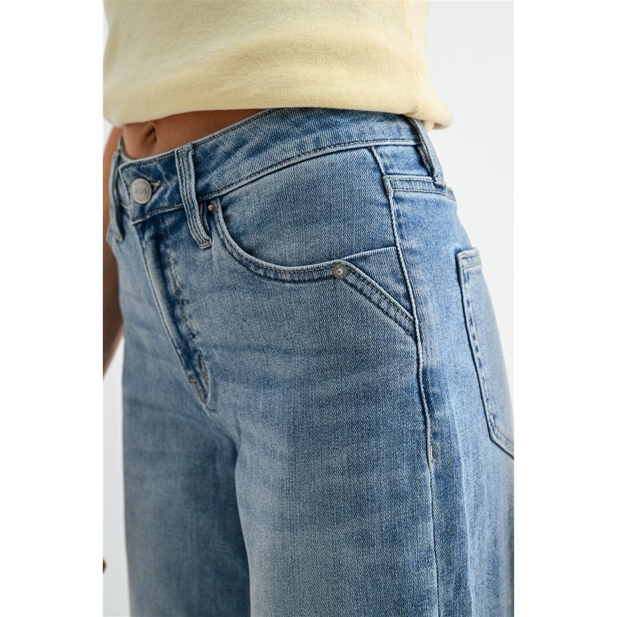 MID RISE WIDE LEG CROP