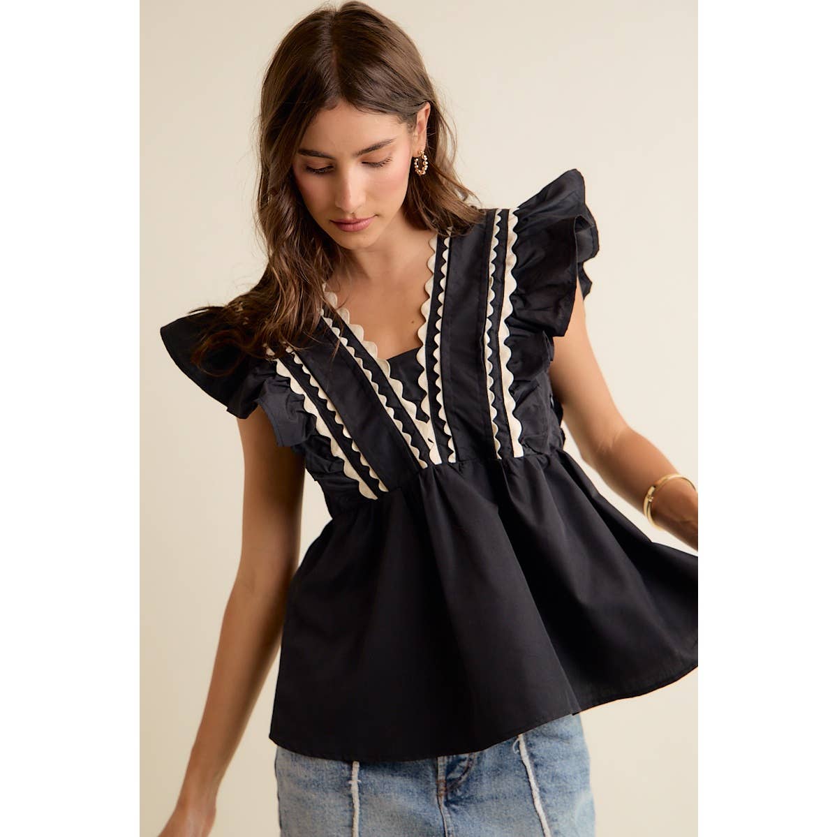 SOLID WOVEN SLEEVELESS TOP WITH WAVE TRIM