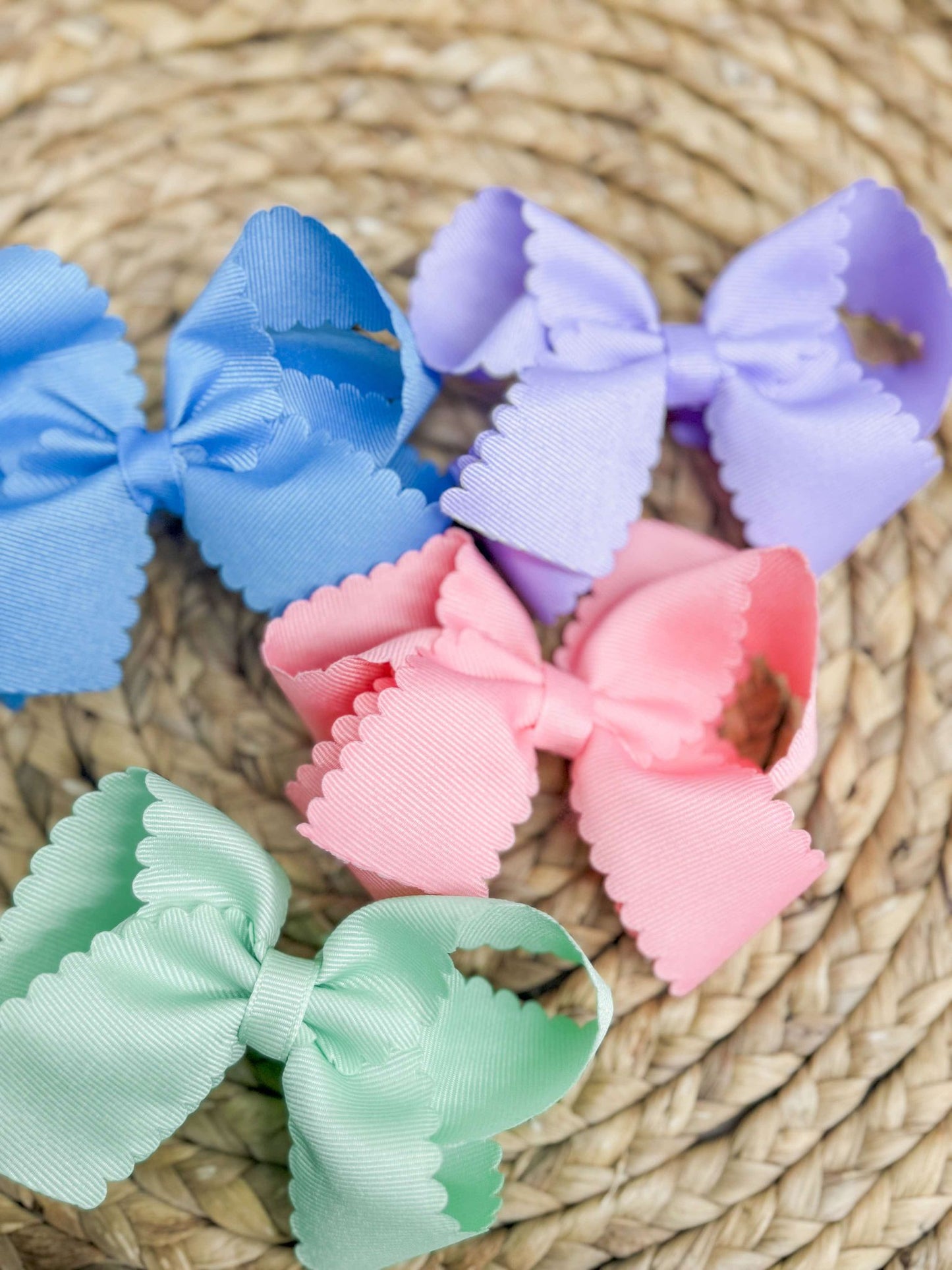 Medium Grosgrain Hair Bow with Scalloped Edge