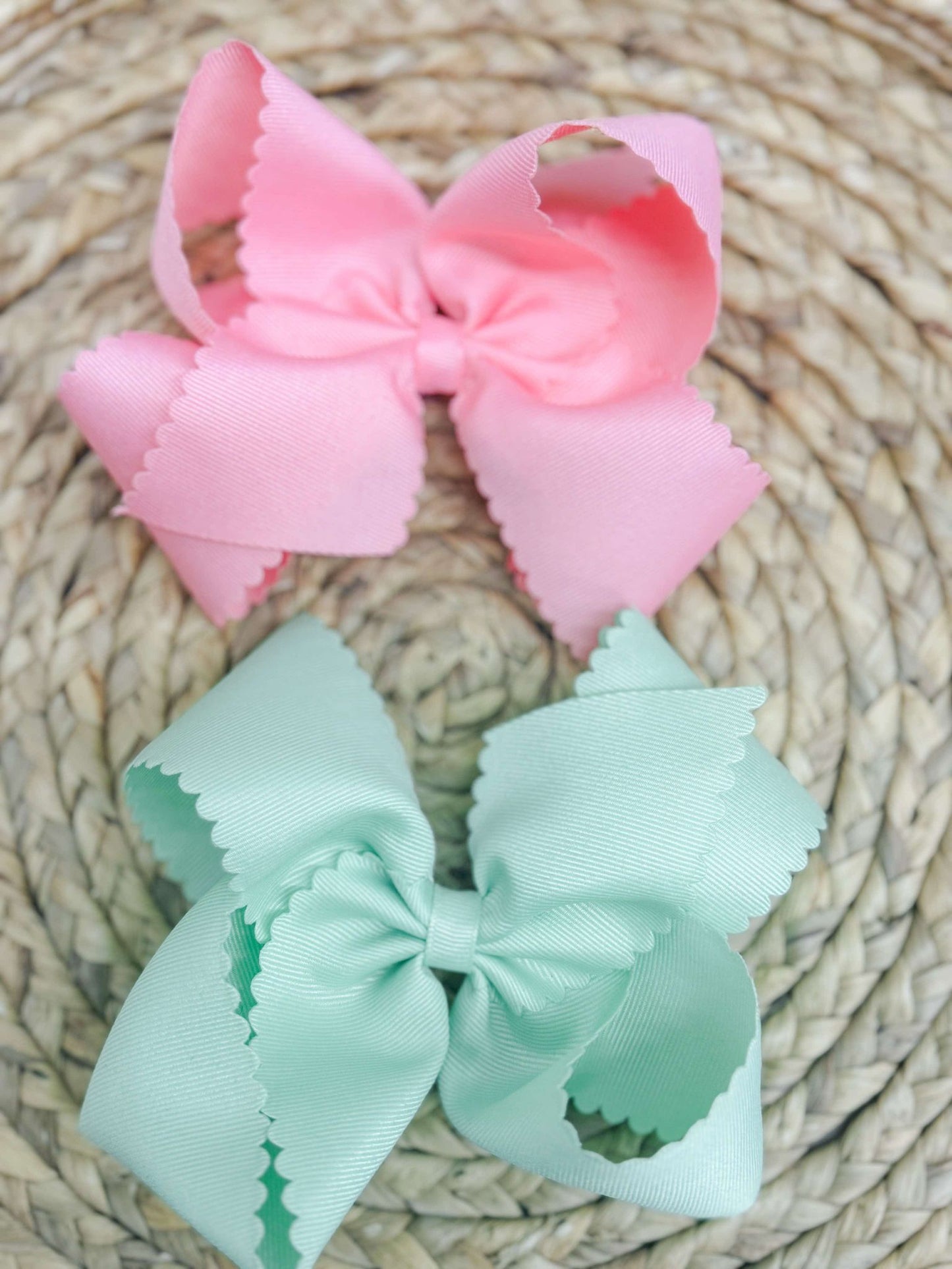 King Grosgrain Hair Bow Scalloped Edge