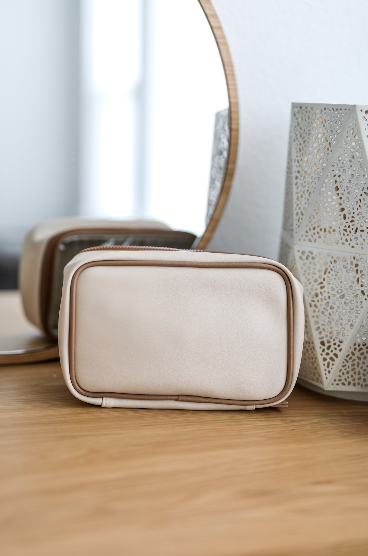 Clear Front Cosmetic - Mama (Cream/Brown)