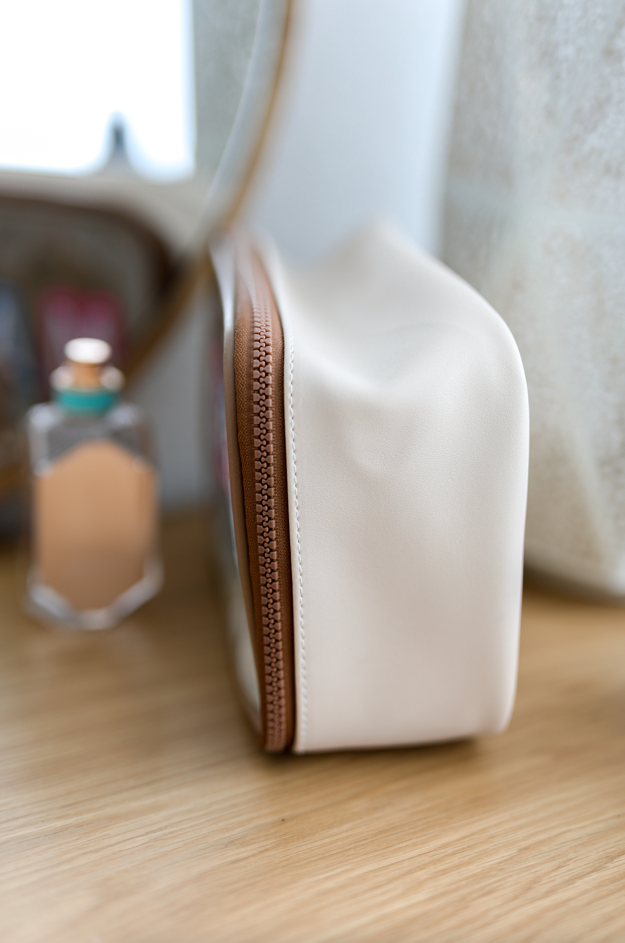 Clear Front Cosmetic - Mama (Cream/Brown)