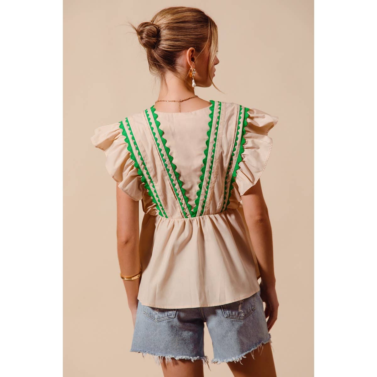 SOLID WOVEN SLEEVELESS TOP WITH WAVE TRIM