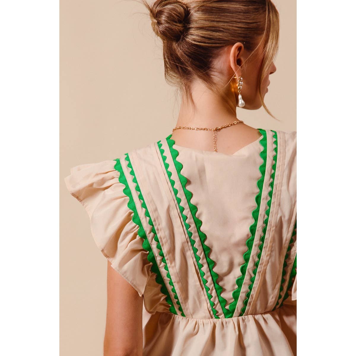 SOLID WOVEN SLEEVELESS TOP WITH WAVE TRIM